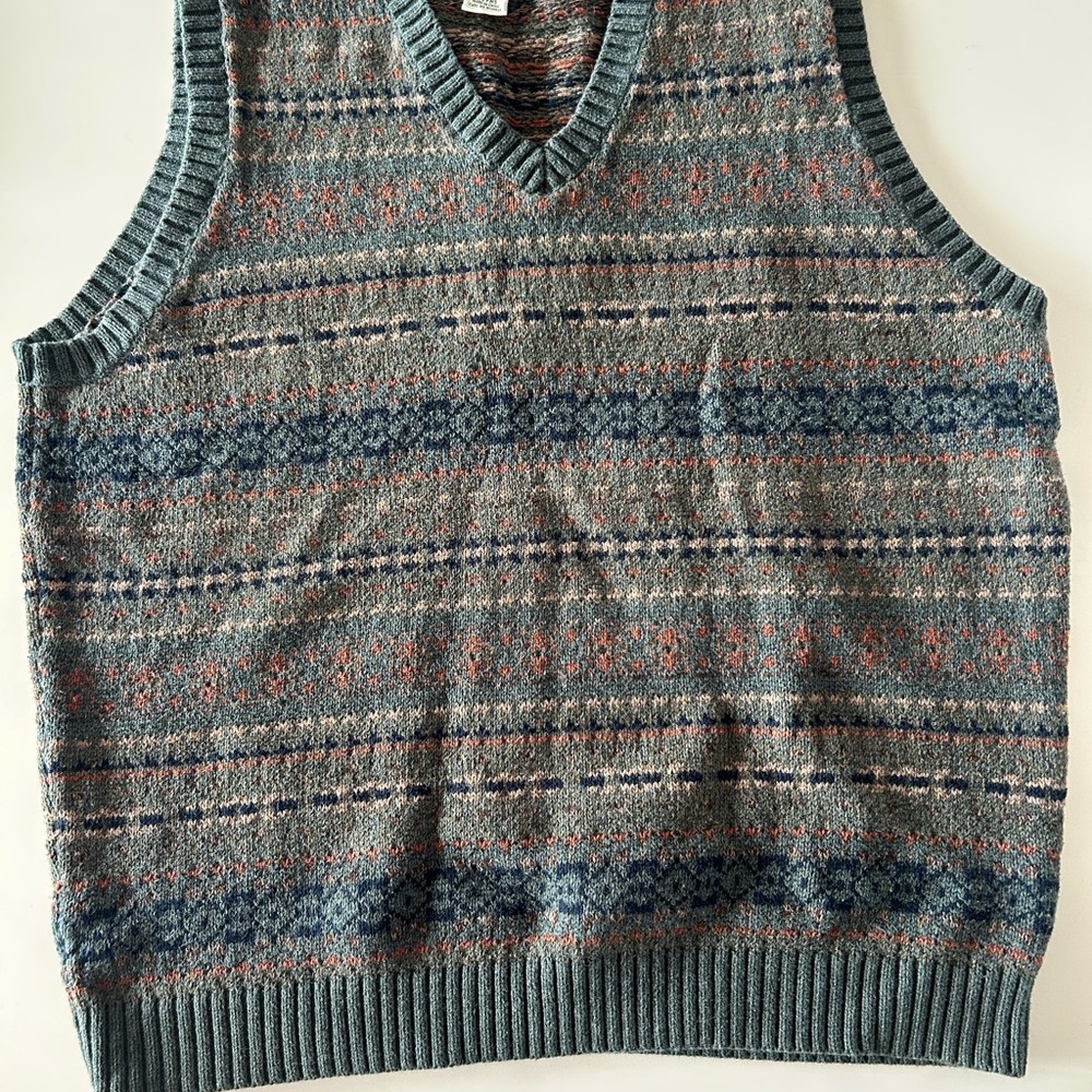 LL Bean men’s c neck vest